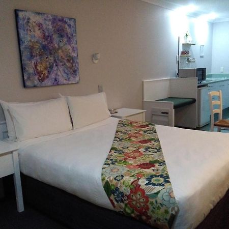 Colonial Lodge Motel 타우포 호 외부 사진