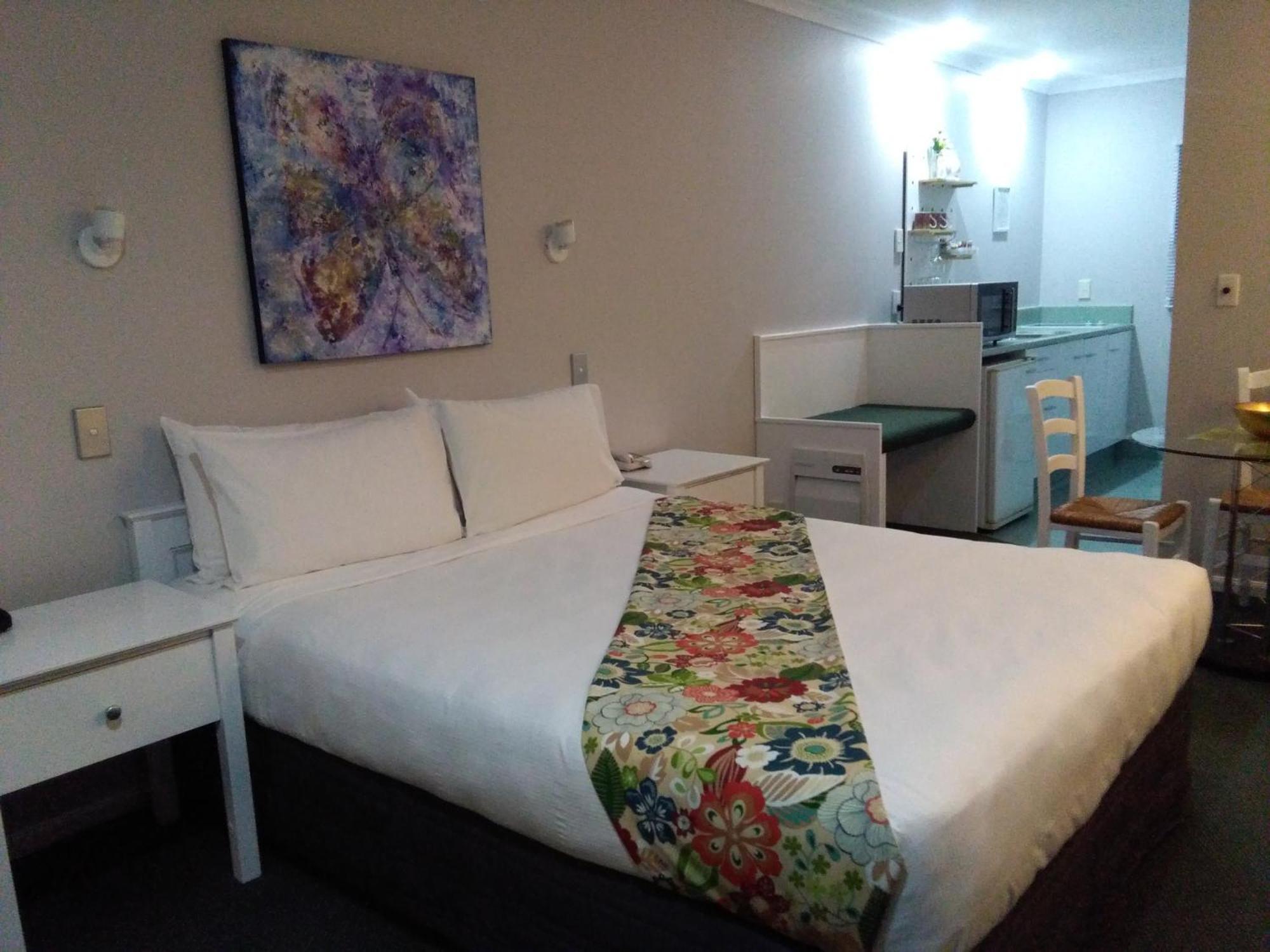 Colonial Lodge Motel 타우포 호 외부 사진