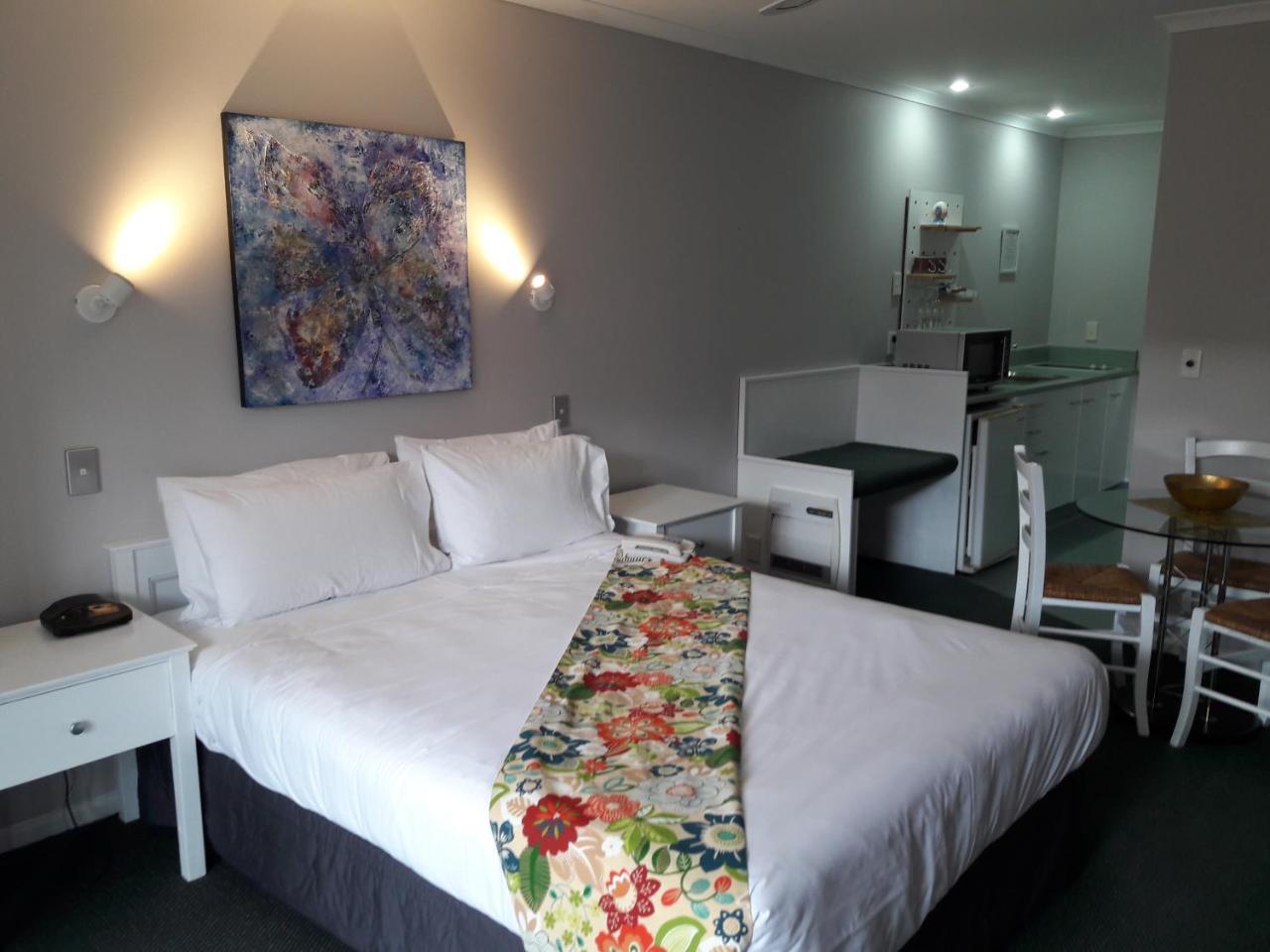 Colonial Lodge Motel 타우포 호 외부 사진