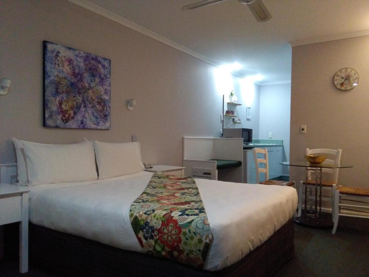 Colonial Lodge Motel 타우포 호 외부 사진