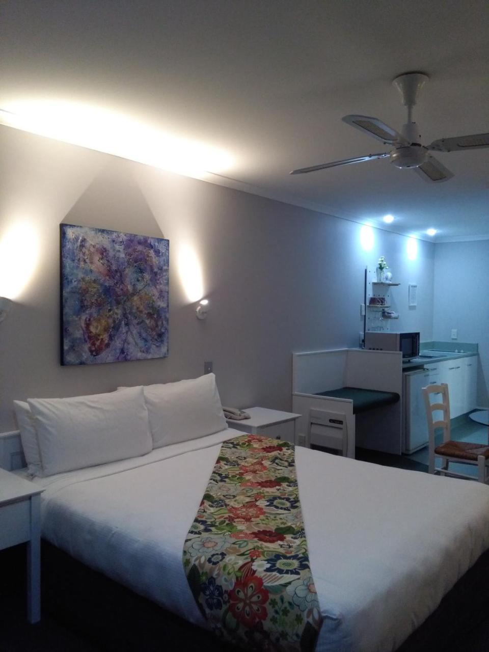 Colonial Lodge Motel 타우포 호 외부 사진