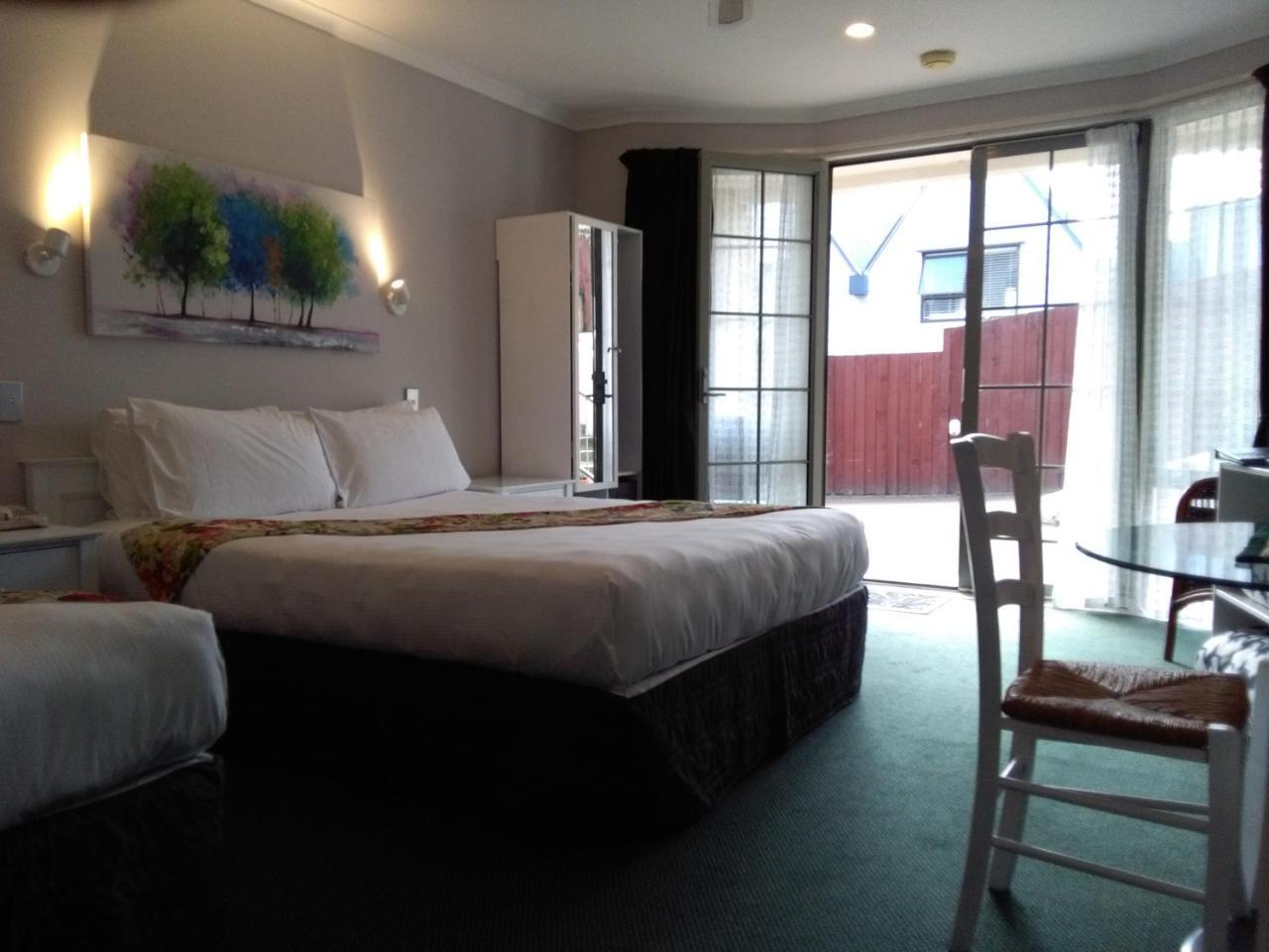 Colonial Lodge Motel 타우포 호 외부 사진