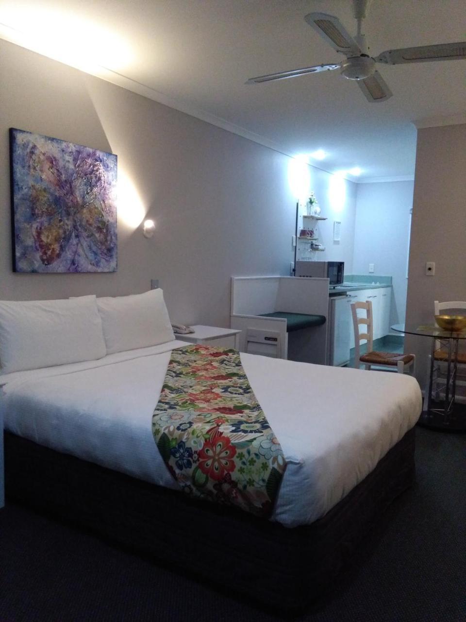 Colonial Lodge Motel 타우포 호 외부 사진