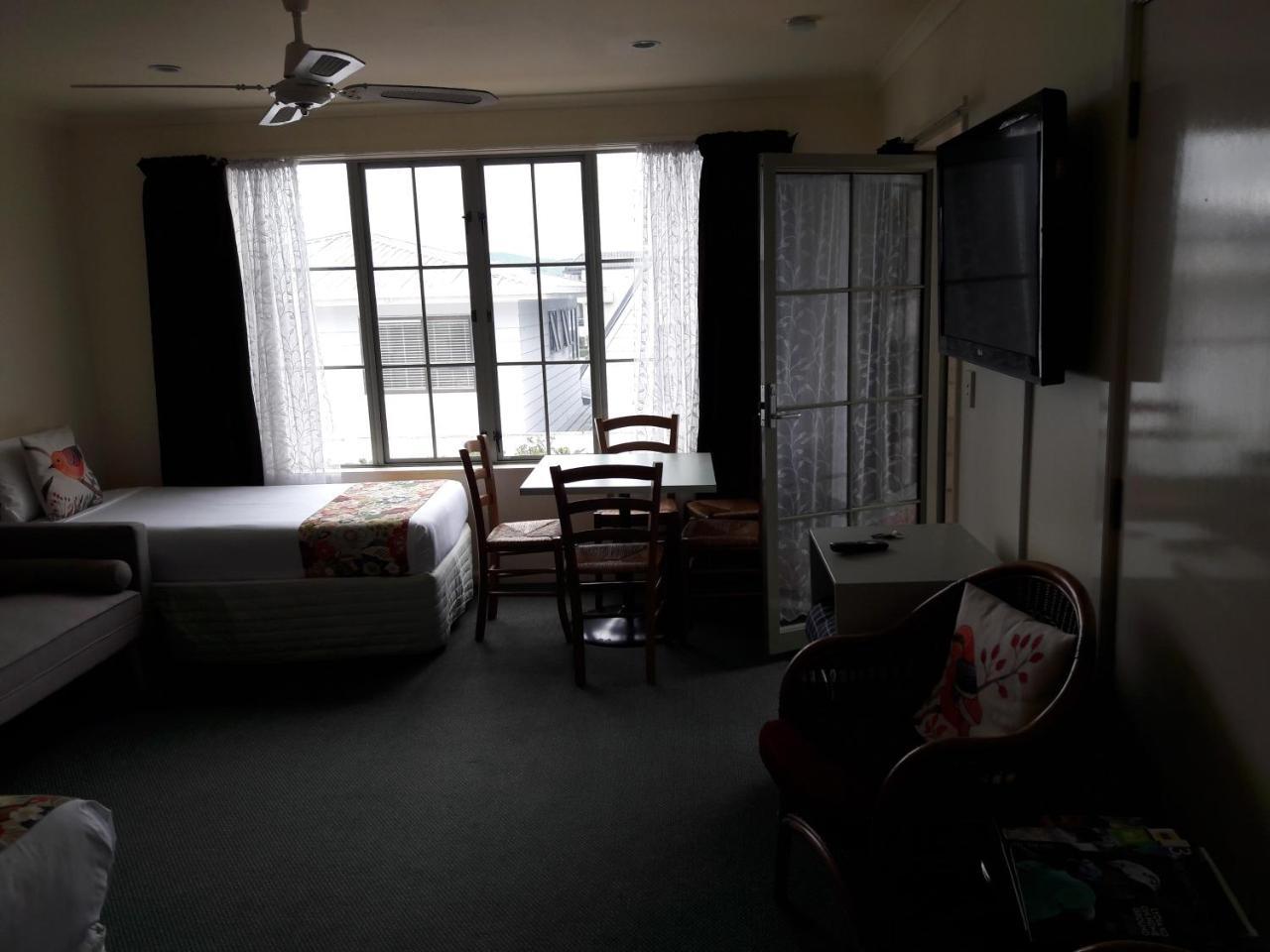 Colonial Lodge Motel 타우포 호 외부 사진