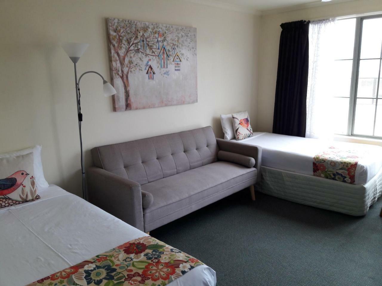 Colonial Lodge Motel 타우포 호 외부 사진