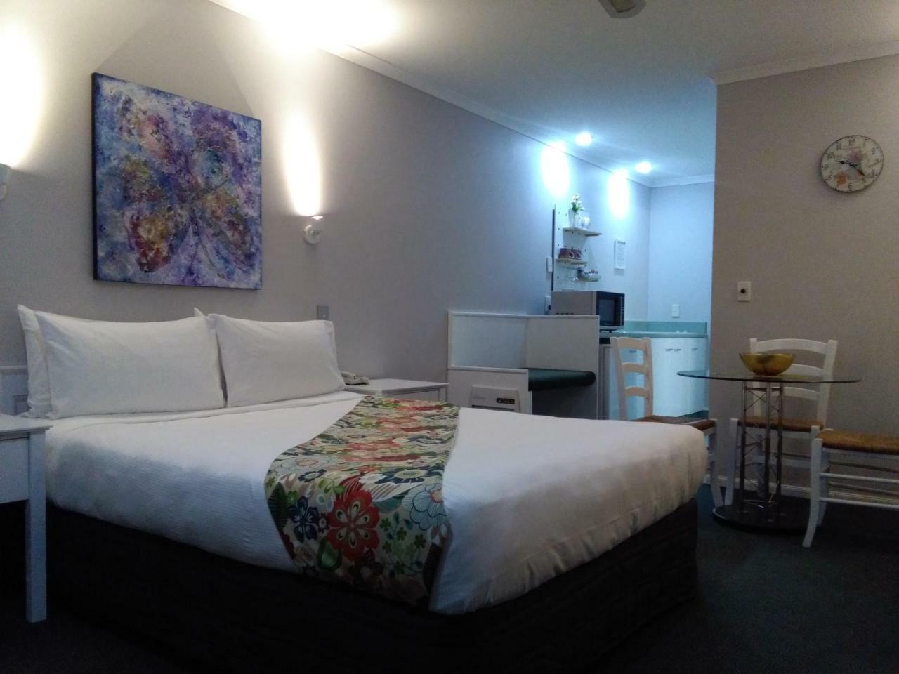 Colonial Lodge Motel 타우포 호 외부 사진